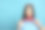 时尚的年轻女子在时尚的服装与大手帕上浅蓝色的背景，文本的空间图片下载
