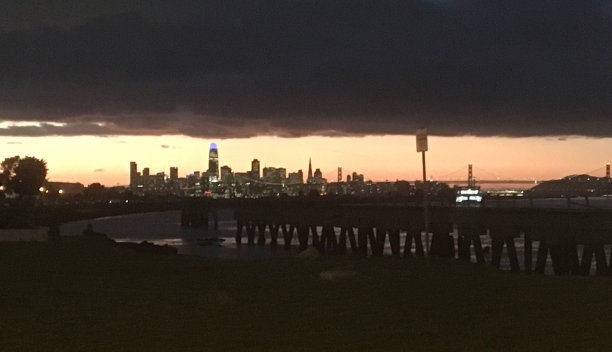 旧金山的黄昏——乌云下的金色天空图片下载