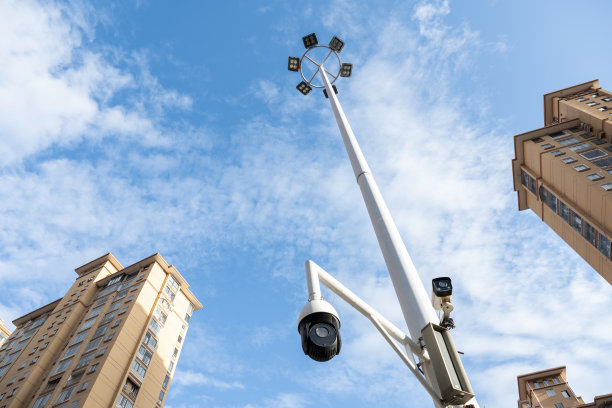 现代城市的高楼和路灯图片下载