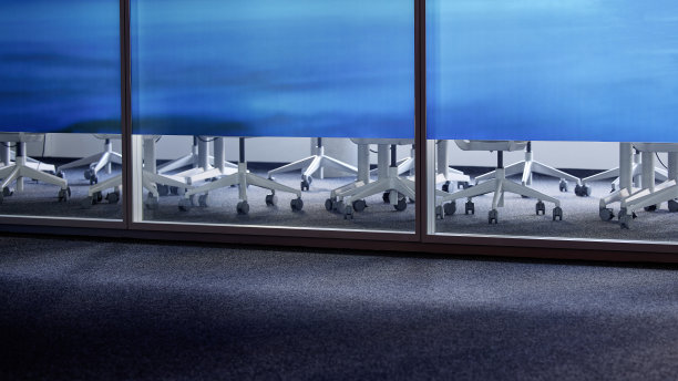 办公室椅子的脚轮在窗帘后面图片下载