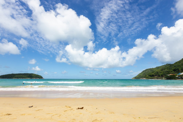 蓝绿色的沙蓝色的天空在晴天和空间的天空和云图片下载