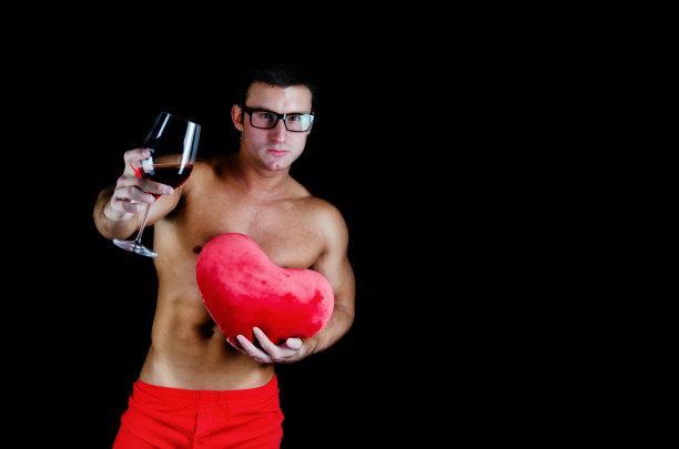 年轻英俊的男子与运动的身体摆姿势在工作室。图片下载