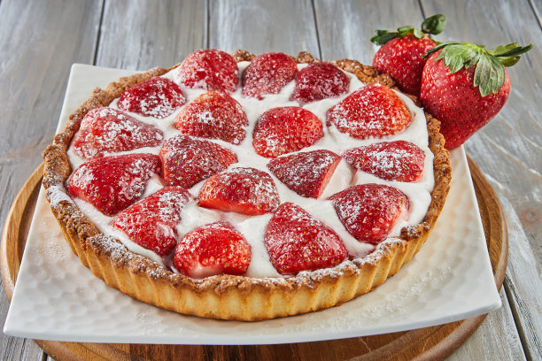 鲜奶油和酸奶油草莓派，法式美食图片下载