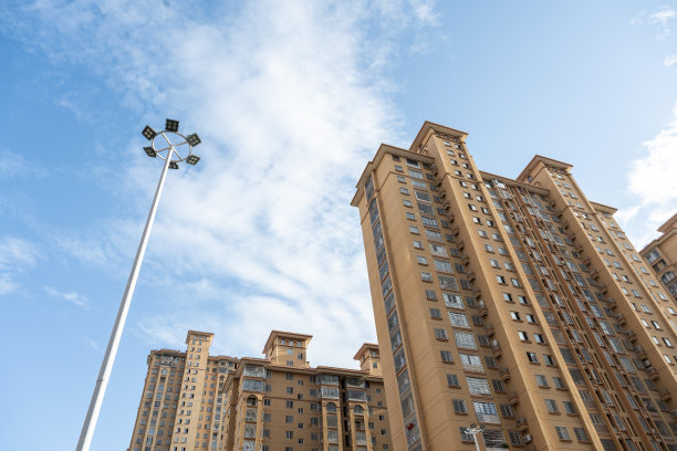 现代城市的高楼和路灯图片下载