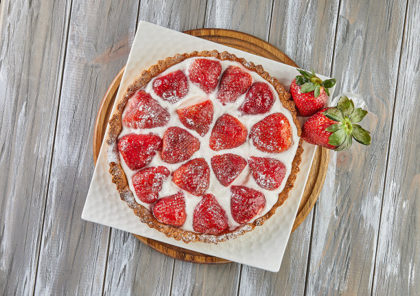 鲜奶油和酸奶油草莓派，法式美食图片下载