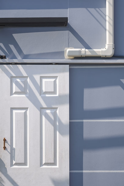 竖框灰色预制街边亭白色人造木门表面光影配空调管路图片下载