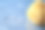 一块天然海绵和一滴蓝色背景的啫喱或洗发水。图片下载