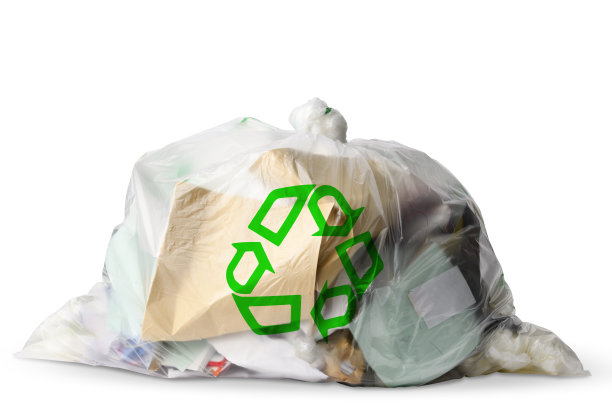 白色背景上带有绿色回收标志的半透明垃圾袋图片下载