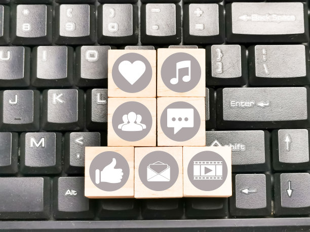 社交媒体交流和连接的概念与图标的木质立方体。图片下载