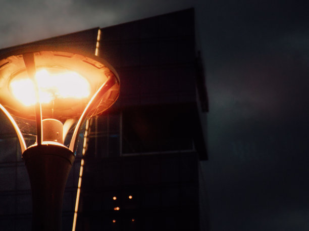 在黑暗的建筑物上闪烁着光芒图片下载