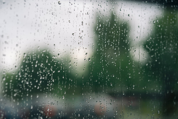 雨后水珠落在玻璃上图片下载