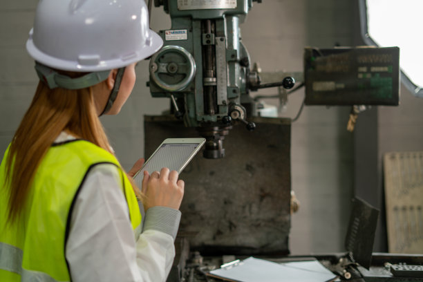 工业工厂员工在工业工厂控制室电表面板附近工作和检查。图片下载