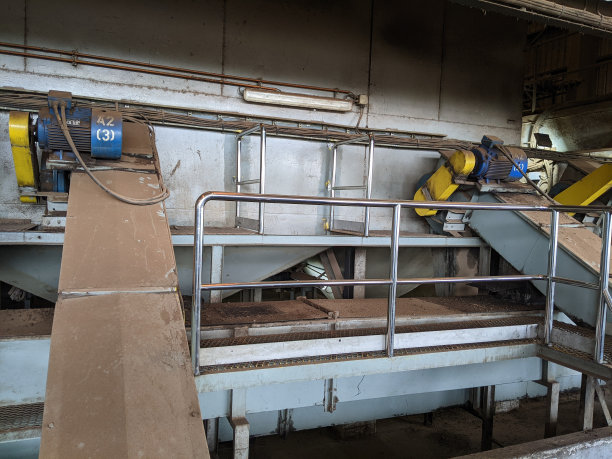 一个蓝棕榈仁入口输送电机位于棕榈仁加工厂。图片下载