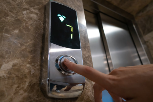 手指按电梯呼叫按钮的特写。有选择性的重点图片下载