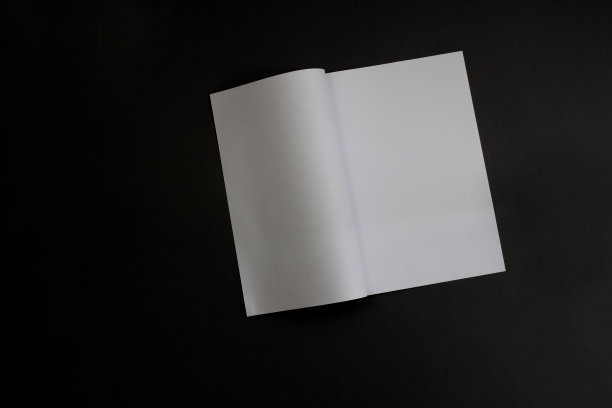 黑色背景的白色杂志或目录模板。图片下载