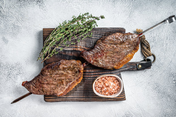 烧烤烤干陈年和牛巴西picanha从西冷盖牛肉肉。白色背景。俯视图图片下载