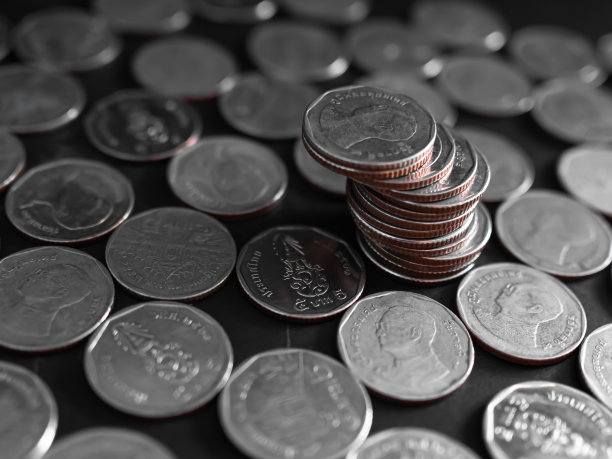 堆叠硬币特写黑色背景图片下载