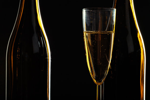 深色背景下的香槟和玻璃杯图片下载