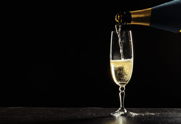 深色背景下的香槟和玻璃杯图片下载