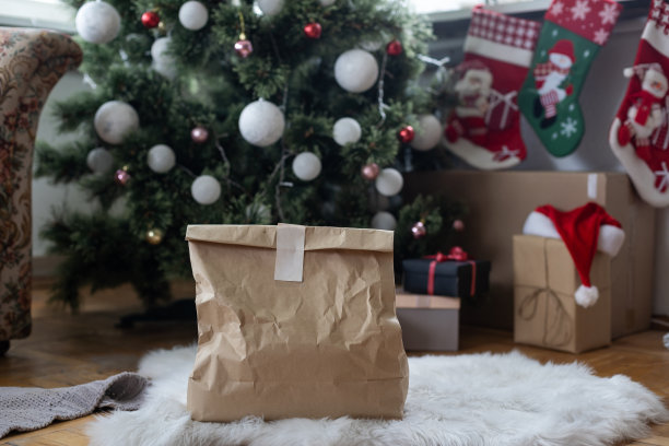 圣诞树下是纸袋。节日的装饰。文本的空白。本空间图片下载