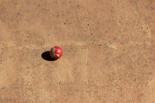 红白相间的球单独在黄色的背景上，投影在左边的阴影，概念的孤独，抛弃的东西图片下载