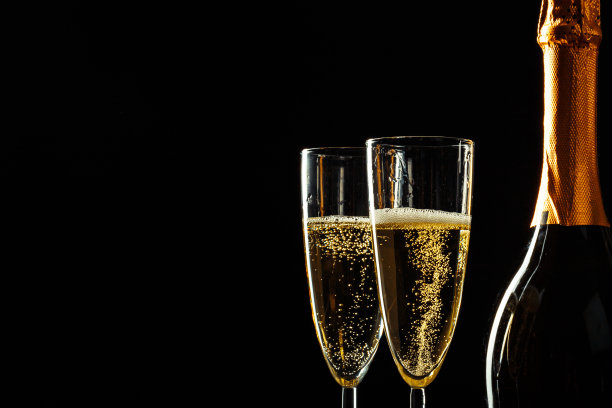深色背景下的香槟和玻璃杯图片下载