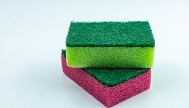 成堆的彩色海绵洗碗机孤立的白色背景图片下载