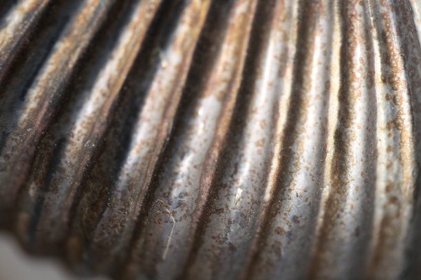 金属照片壁纸。金属背景破旧，肋状金属表面生锈。肋闪亮的表面。美丽的背景。破裂的质感，生锈的金属质感。图片下载