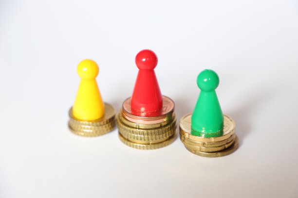 欧元硬币上有三个游戏小人图片下载