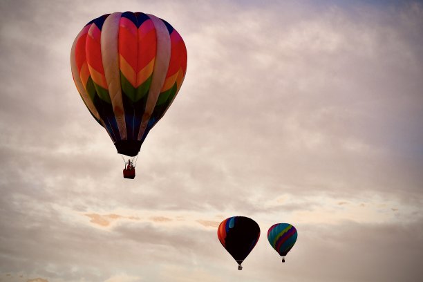 清晨热气球升天图片下载