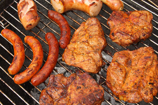 烤肉架上有肉和香肠图片下载