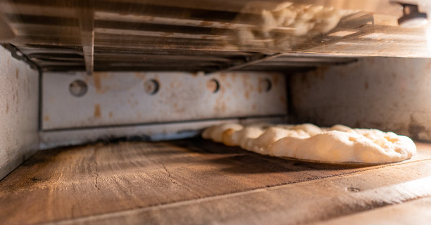 披萨和面包在烤箱里的细节是在传统的，专业的烤箱中烘焙的图片下载