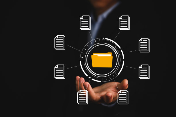 商人手上显示电子文件管理图标。高效访问公司业务在线文档数据库的概念。论数字技术的无纸化办公图片下载