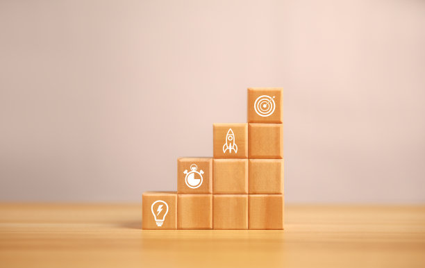 木块的排列。商业战略的标志性标志，包括目标建立要素和行动计划。投资理念的目标是专业的成长和成功。剪切路径。图片下载