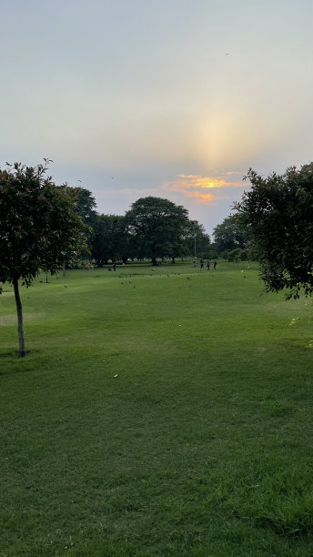 拉合尔模范城公园的日落图片下载