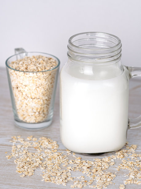 新鲜的自制燕麦牛奶。乳糖不耐症的概念图片下载