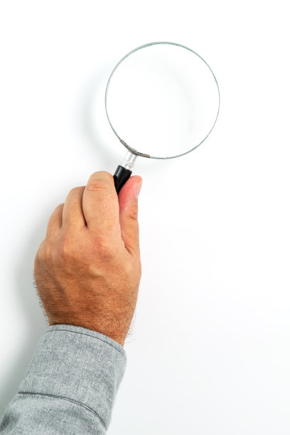手持经典风格的放大镜图片下载