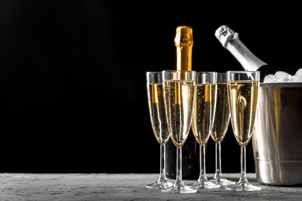 香槟杯，香槟瓶装在桶里图片下载