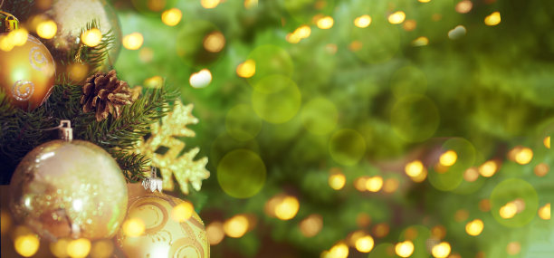圣诞树。圣诞节或新年装饰，背景。装饰与礼品盒，圣诞小玩意，圣诞灯与复制空间。横幅。图片下载