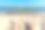 男性的脚在沙滩上与水颜色的海为背景。概念为休闲、娱乐、暑假、海滩度假。图片下载