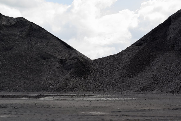 山中的黑煤在能源危机的概念图片下载