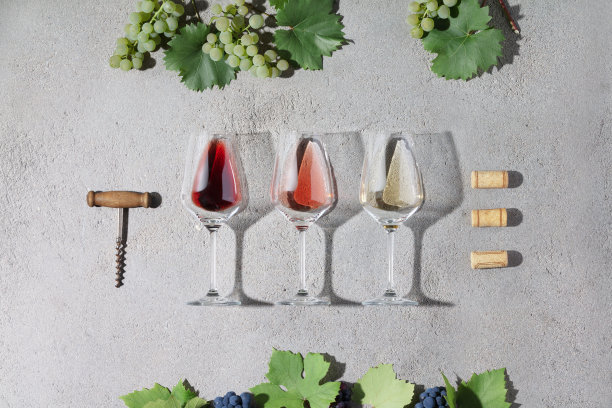 葡萄酒的组成与美丽的阳光和阴影在灰色的背景。俯视图，平铺图片下载