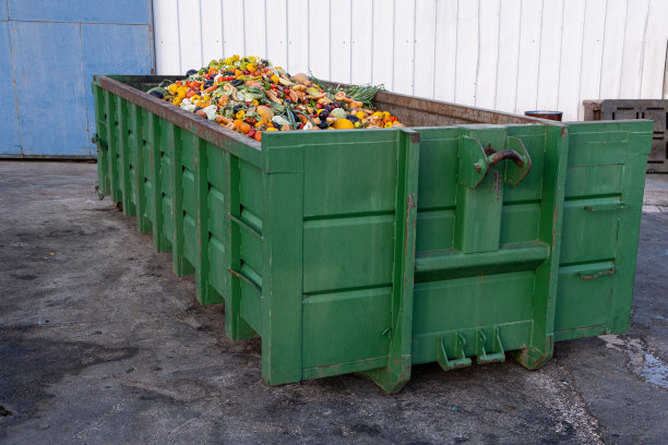 过期的有机生物垃圾：垃圾箱里装满蔬菜和水果的巨大容器，用于堆肥或动物饲料的蔬菜或食物堆图片下载