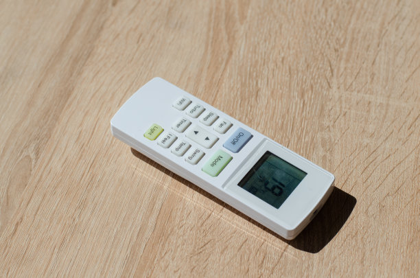 现代遥控空调隔离白色。前视图。图片下载