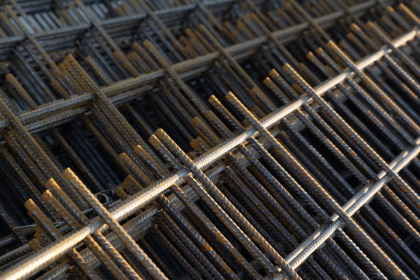 钢筋与钢丝结合，用作建筑基础设施。哪一部分的钢筋由于化学反应而生锈了。图片下载