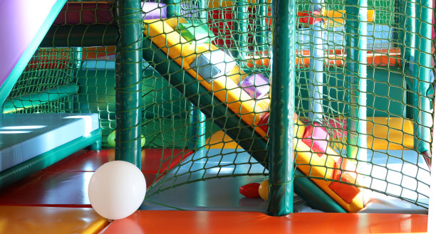 彩色游戏室内为儿童白色气球。孩子们玩的概念。孩子们在里面安全玩耍图片下载