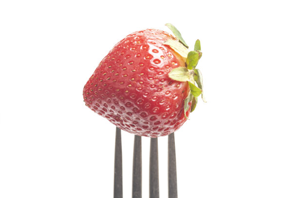 叉子上的草莓孤立在白色上图片下载