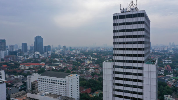 无人机拍摄的雅加达城市蓝天背景的现代高层建筑图片下载