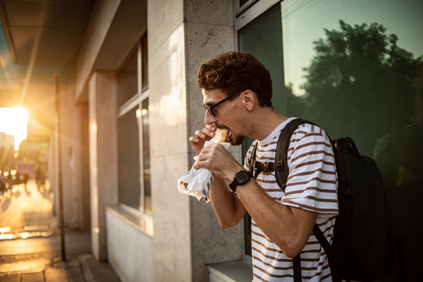 我喜欢吃快餐和在城里散步图片下载