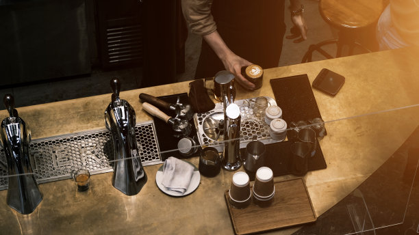 咖啡厅吧台咖啡厅餐厅休闲，专业咖啡机无底过滤萃取咖啡。图片下载